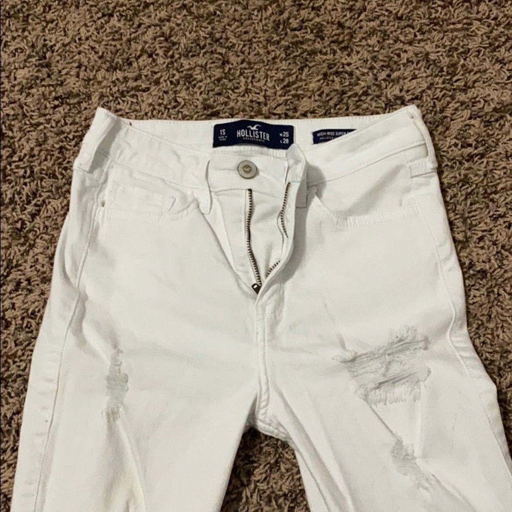 Whit ripped jeans